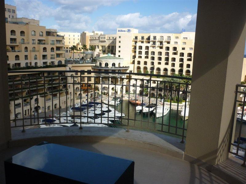 Apartment in Portomaso To Rent