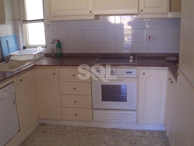 Semi-Detached Maisonette in St. Andrews To Rent