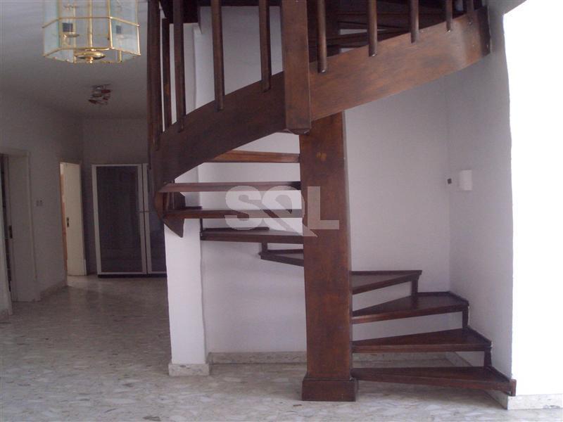 Semi-Detached Maisonette in St. Andrews To Rent