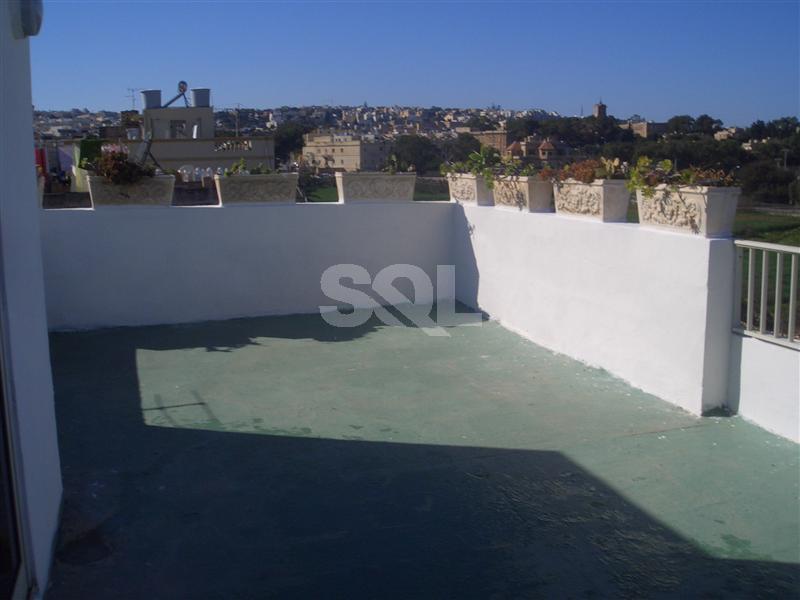 Semi-Detached Maisonette in St. Andrews To Rent