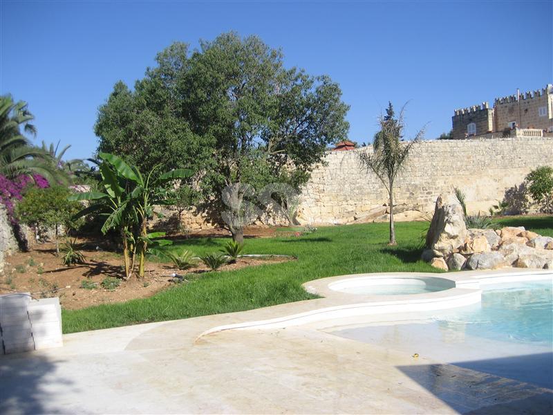 House of Character in Iklin To Rent