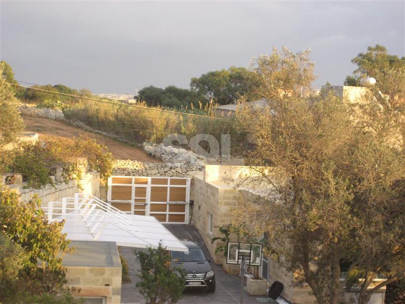 House of Character in Iklin To Rent