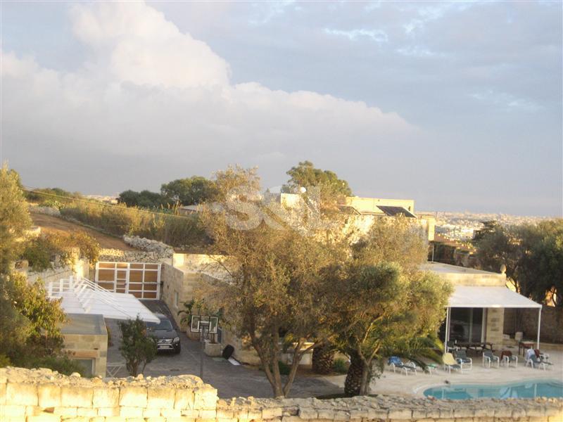 House of Character in Iklin To Rent