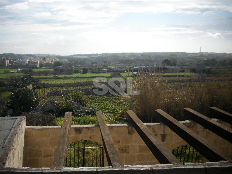 Farmhouse in Zabbar To Rent