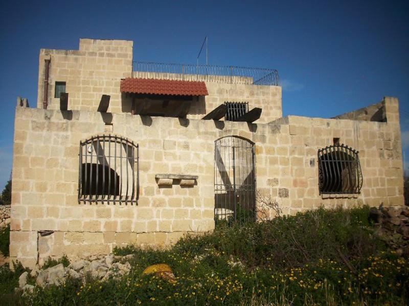 Farmhouse in Zabbar To Rent
