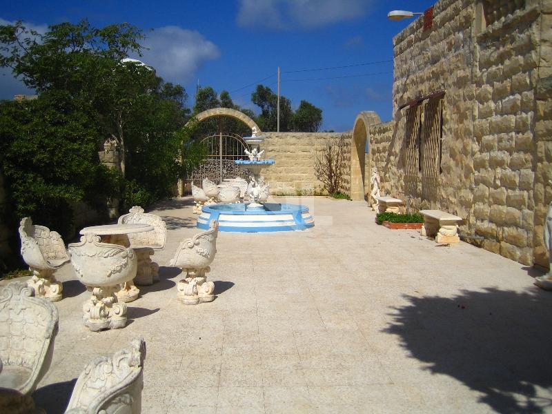 Farmhouse in Dingli For Sale