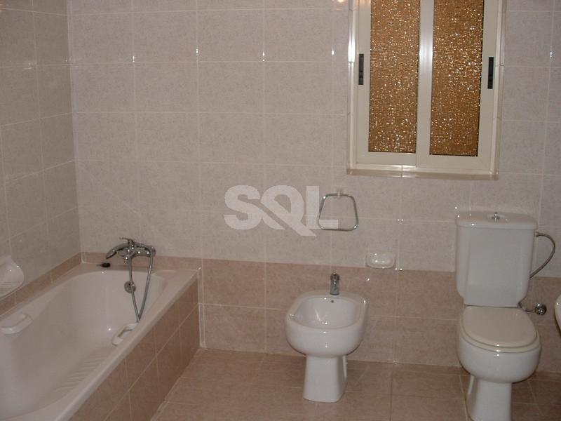 Terraced House in Pembroke To Rent