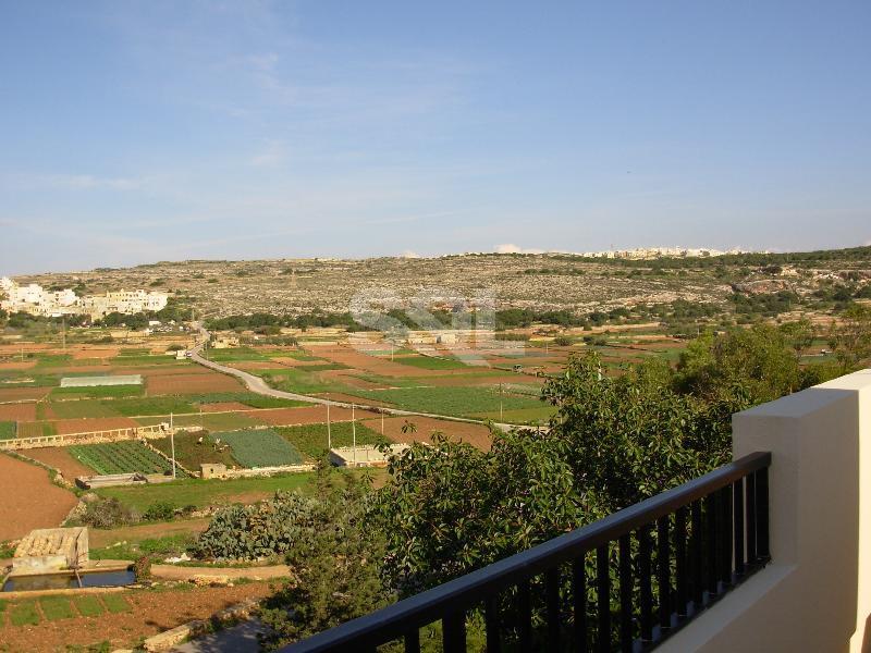 Terraced House in Manikata To Rent