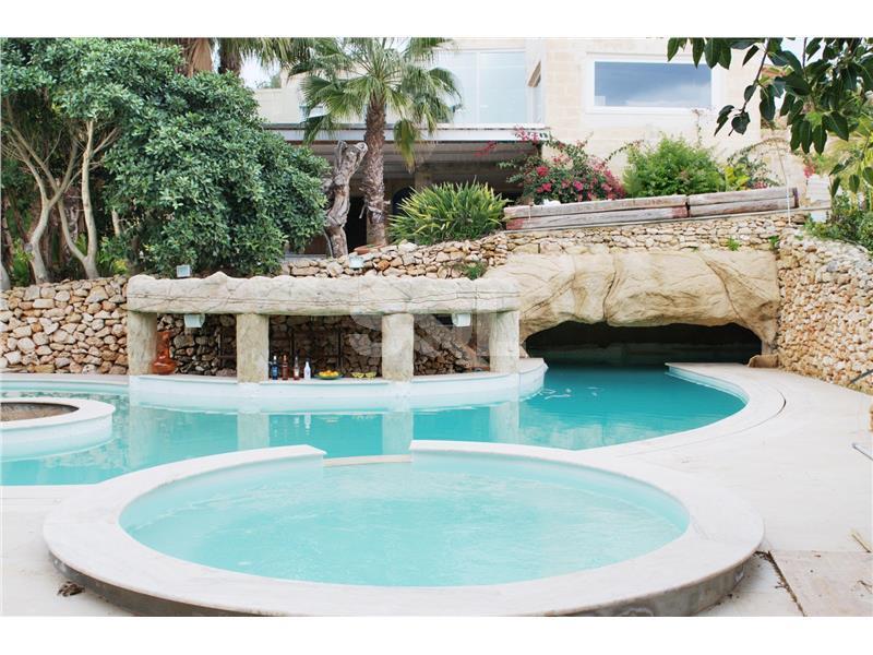 Farmhouse in Bahrija For Sale