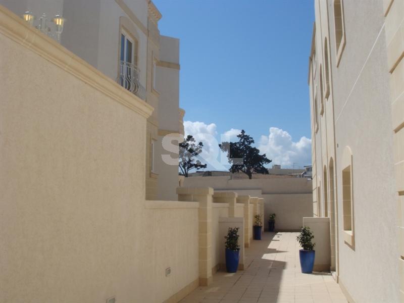 Ground Floor Maisonette in The Gardens To Rent