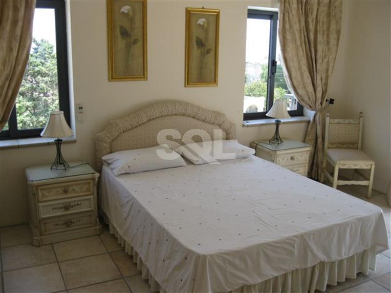 Villa in High Ridge To Rent