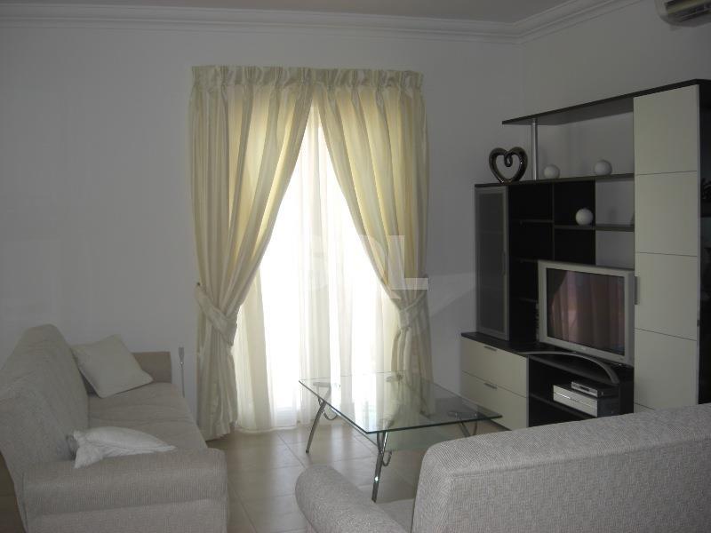 1st Floor Maisonette in The Gardens To Rent