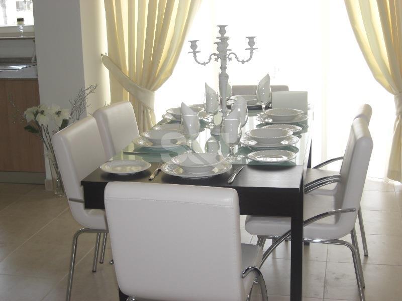 1st Floor Maisonette in The Gardens To Rent