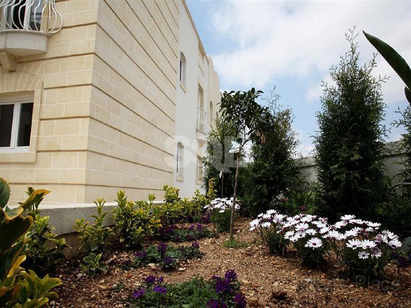 1st Floor Maisonette in The Gardens To Rent