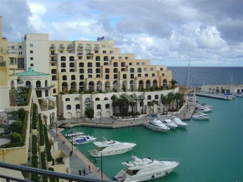 Apartment in Portomaso To Rent