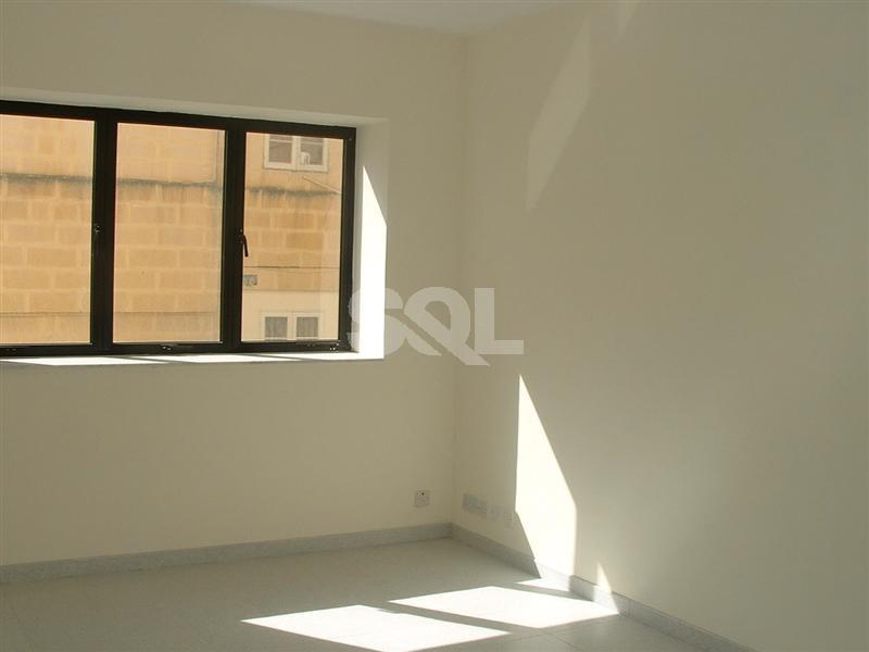 Retail/Catering in Ta' Xbiex To Rent