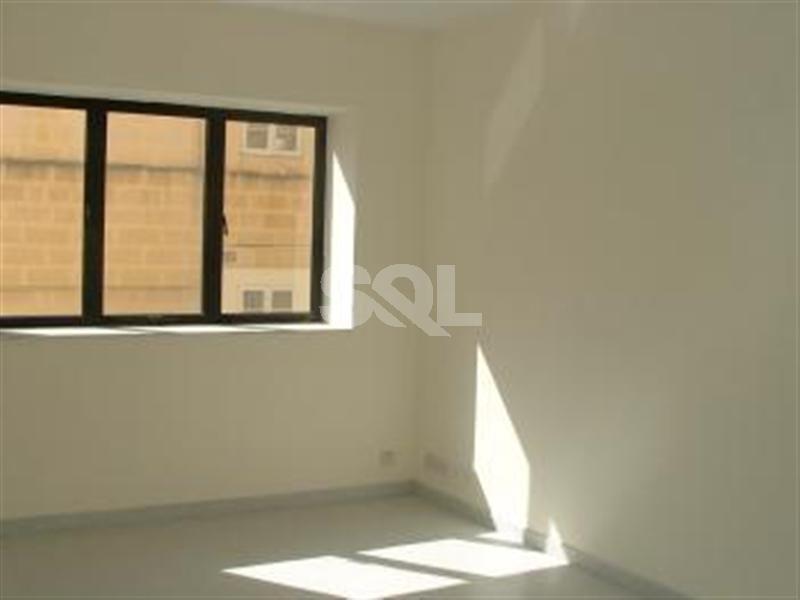 Retail/Catering in Ta' Xbiex To Rent