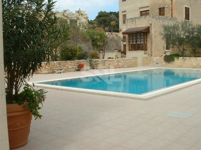 Villa in Attard To Rent