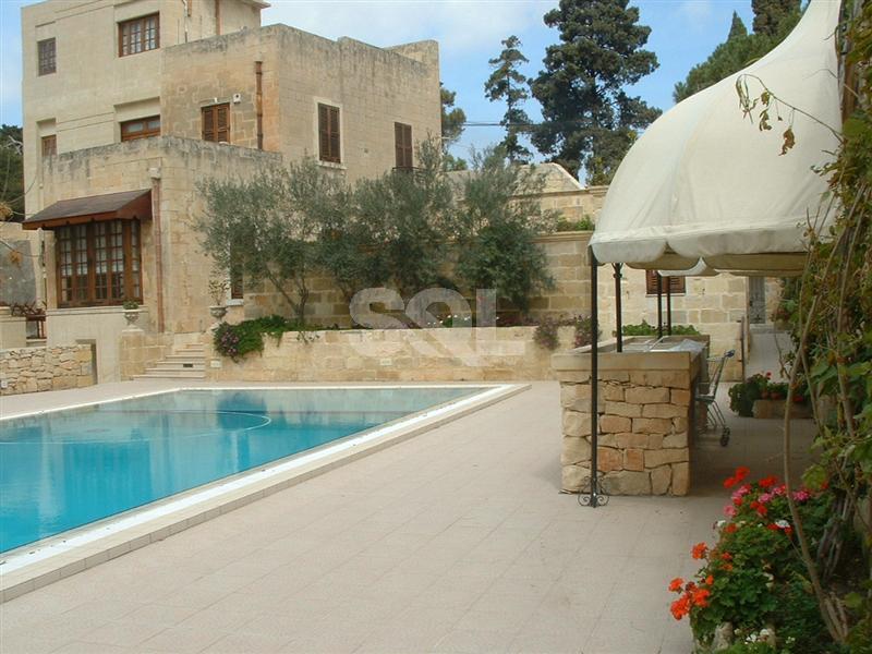 Villa in Attard To Rent