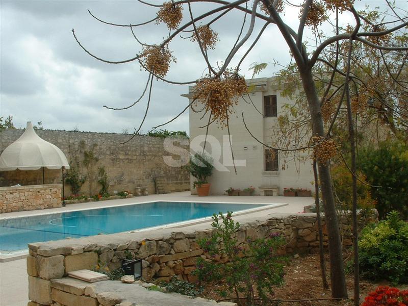 Villa in Attard To Rent