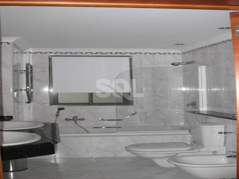 Apartment in Portomaso To Rent