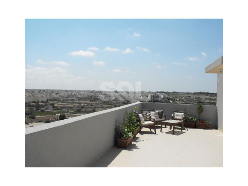 Penthouse in Mosta To Rent