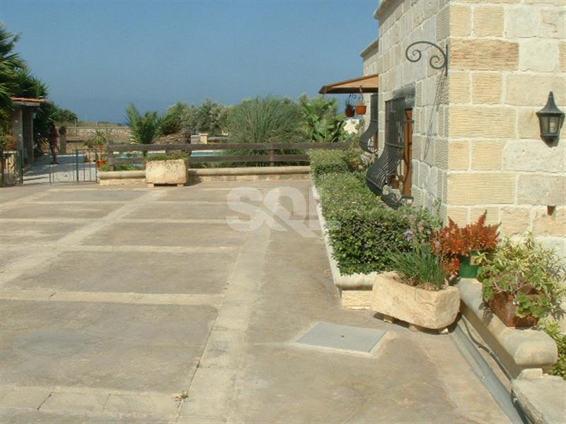 Detached Villa in Bahar ic-Caghaq To Rent