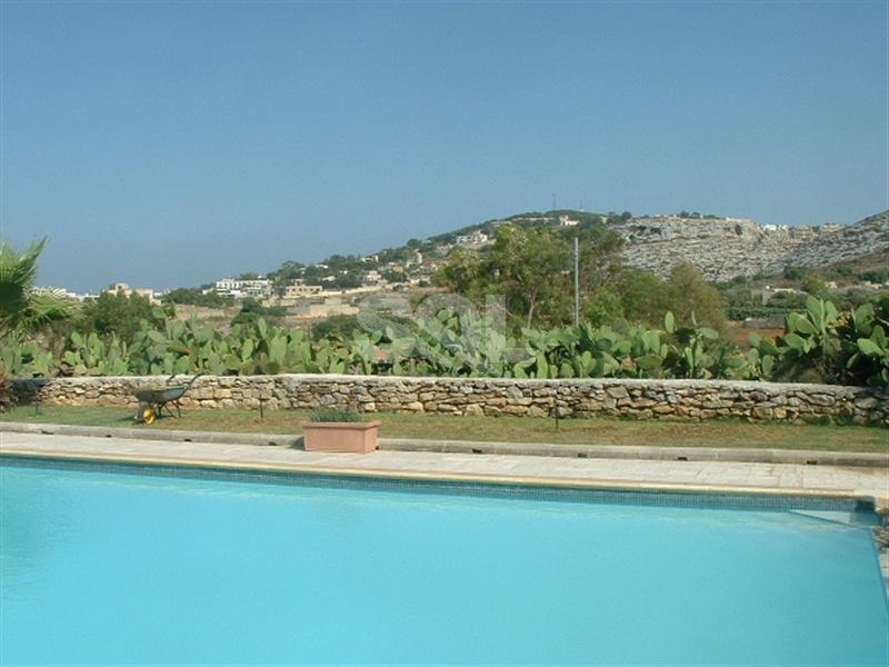 Detached Villa in Bahar ic-Caghaq To Rent