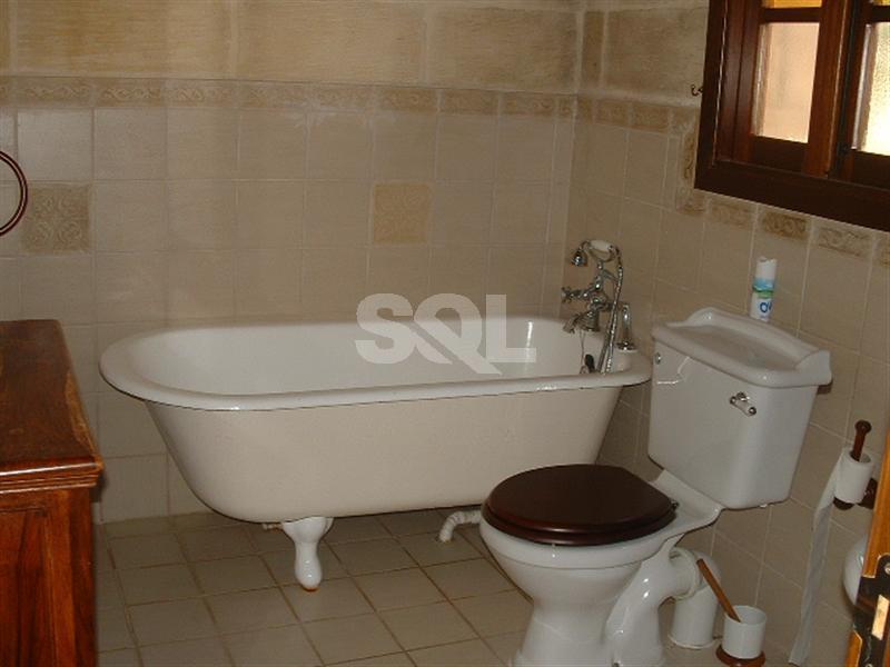 Detached Villa in Bahar ic-Caghaq To Rent