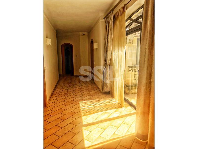 Detached Villa in High Ridge To Rent