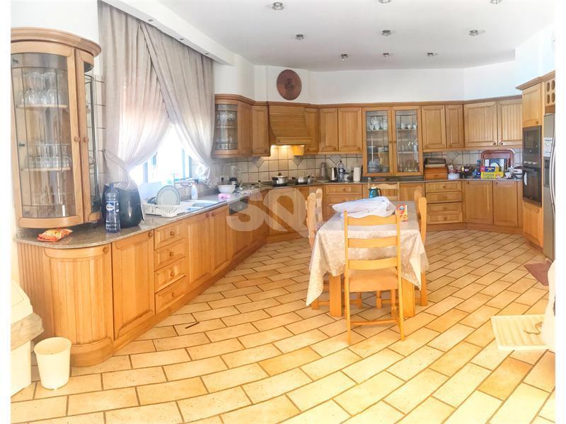 Detached Villa in High Ridge To Rent