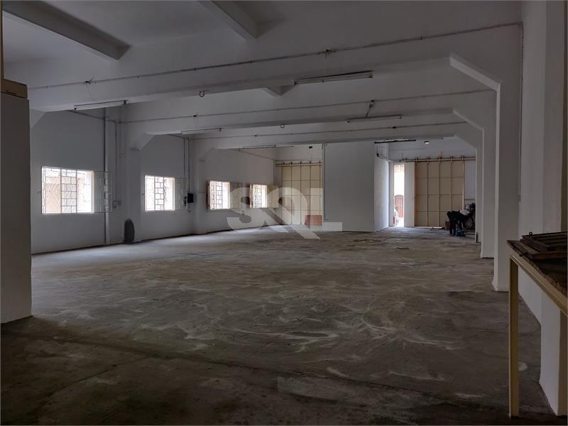 Warehouse in Santa Venera To Rent