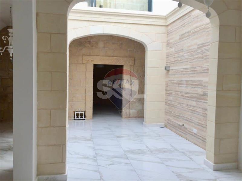 House of Character in Gharghur To Rent