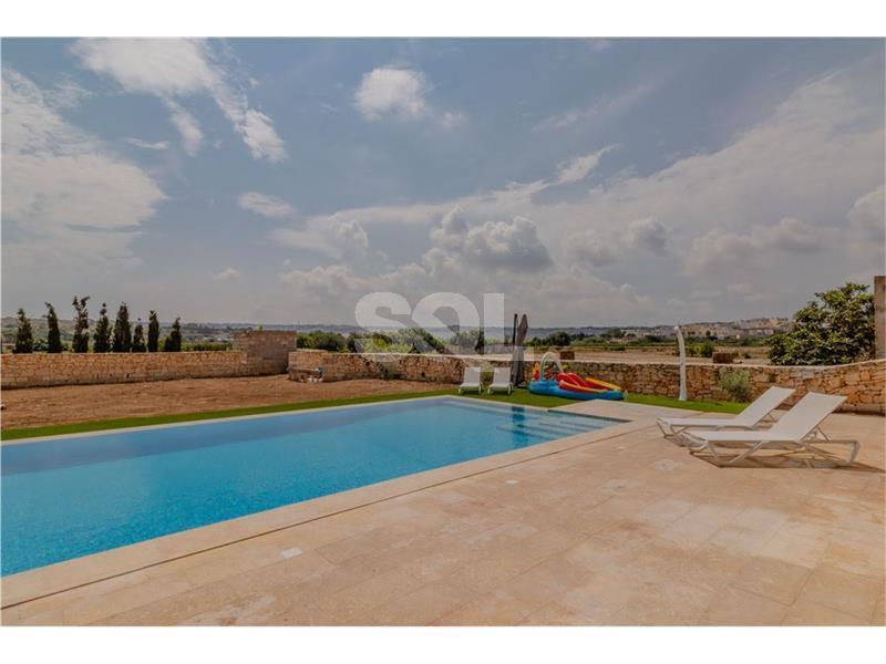 Detached Bungalow in Burmarrad To Rent