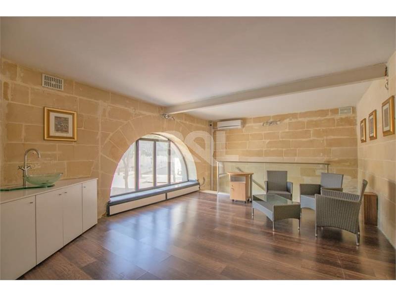 Office in Cospicua (Bormla) To Rent