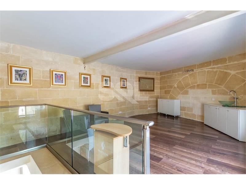 Office in Cospicua (Bormla) To Rent
