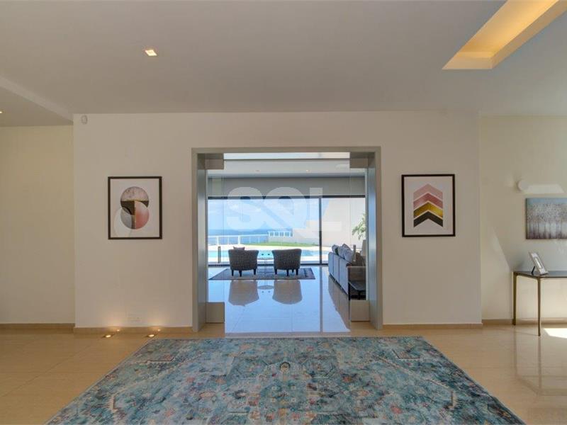 Detached Villa in Bahar ic-Caghaq To Rent