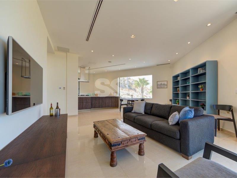 Detached Villa in Bahar ic-Caghaq To Rent