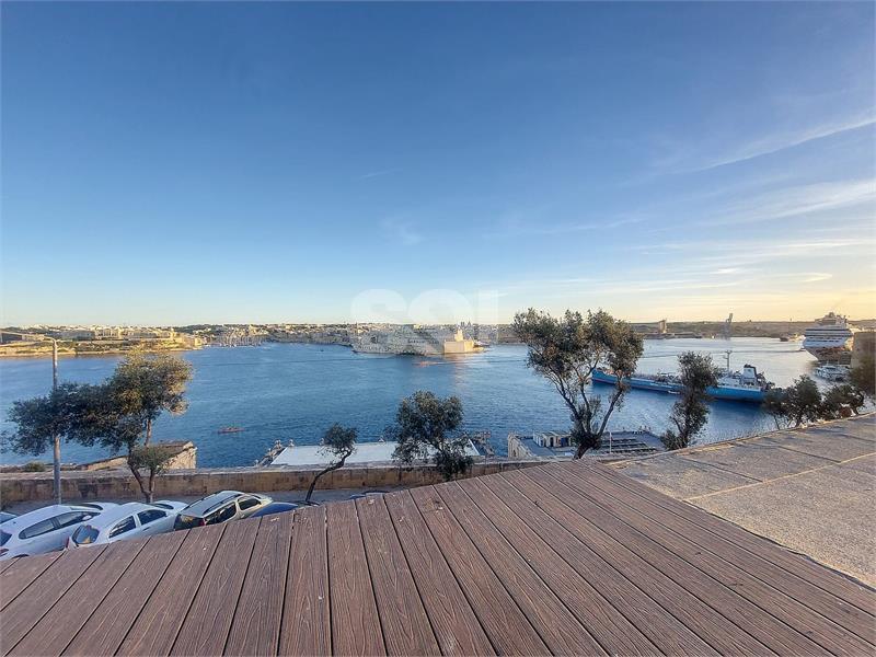 Duplex Apartment in Valletta To Rent