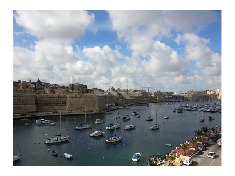 Penthouse in Kalkara To Rent